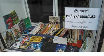 Piráti v Plzni otevřeli sdílenou knihovnu