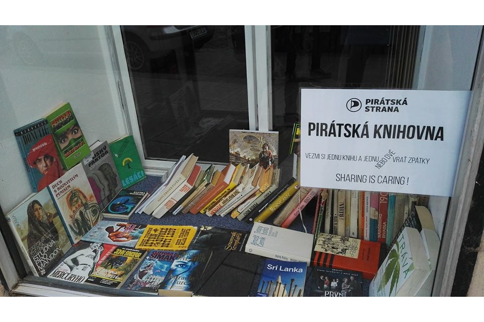 Piráti v Plzni otevřeli sdílenou knihovnu